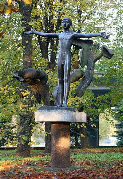 Скульптура в Калининграде (Кёнигсберге) на острове Канта.